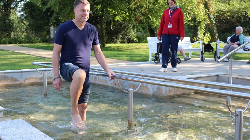 Auch der ehemalige Fußball-Nationalspieler Thomas Helmer hat sich von der Qualität der Kneipp-Becken in Bad Salzuflen bereits überzeugt. Jetzt lädt die Stadt zu einem Kneipp-Gesundheitstag ein. - © Sandra Castrup