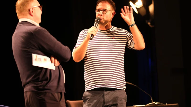 Alexander Oetker und Alfred Westermann im Gespräch auf der Bühne des Sommertheaters. - © Sven Koch