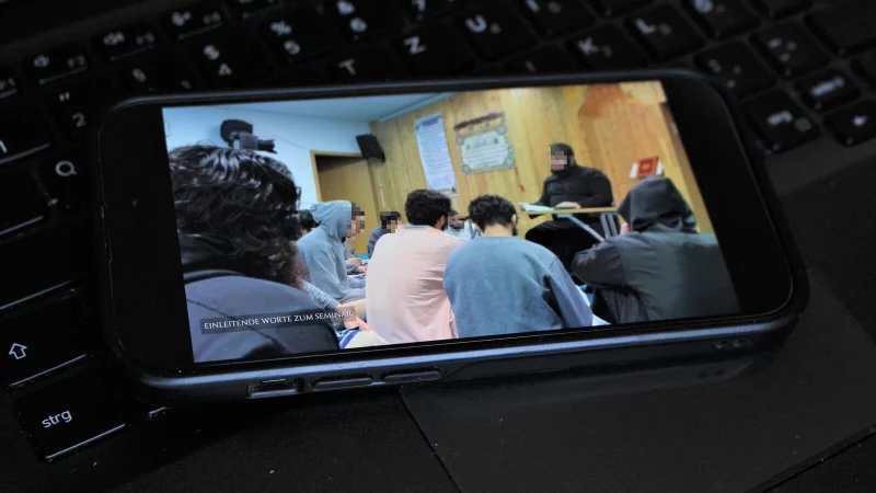 Der Kopf von der Salafisten-Gruppe "Nur al Ilm" hält Mitte März vor etwa 20 jungen Männern einen Vortrag in Gütersloh. Treffen des "Brüdertreffens" landeten später in sozialen Medien. - © Lukas Brekenkamp