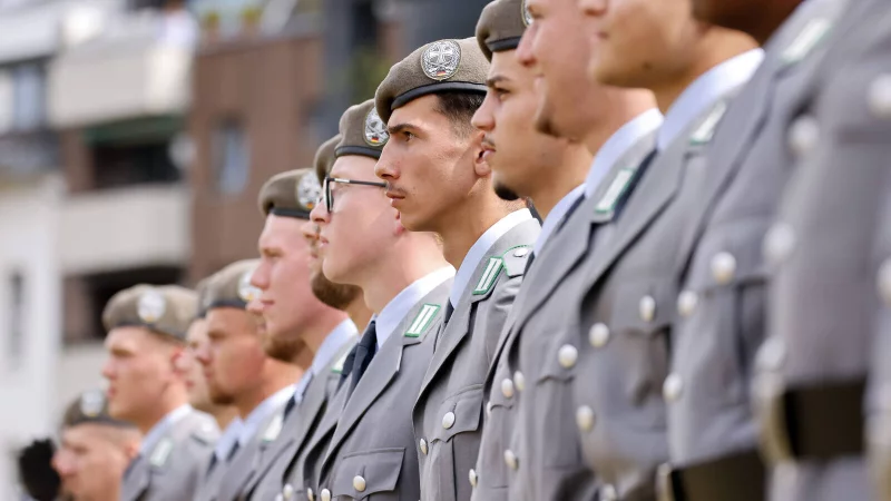 Ab dem kommenden Jahr m&uuml;ssen junge M&auml;nner in Deutschland ihre Eignung und Bereitschaft zum Wehrdienst angeben. Seitdem das beschlossen wurde, steigt die Zahl der Antr&auml;ge auf Anerkennung der Kriegsdienstverweigerung stark an. - &copy; IMAGO/Panama Pictures