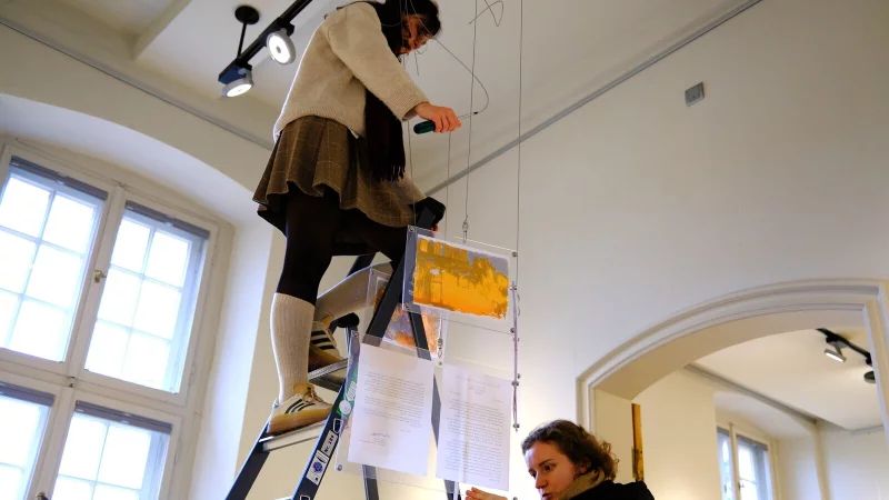 Aufbau: Am Freitag wurden noch Bilder geh&auml;ngt, Objekte aufgestellt und mehr. Sonntag ist die Er&ouml;ffnung. - &copy; Sven Koch