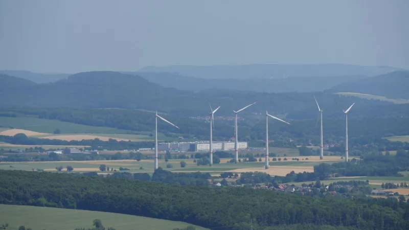 Vom Eggeturm auf dem preu&szlig;ischen Velmerstot ist das Luftlinie elf Kilometer entfernte Amazon-Logistikzentrum PAD2 im Industriepark Lippe gut zu erkennen. Die H&auml;user davor geh&ouml;ren zu Ottenhausen (Steinheim) und Billerbeck. - &copy; Jost Wolf