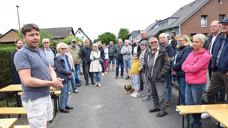 Christian Kühnel (links), Vorsitzender des SPD-Ortsvereins Leopoldshöhe-Nord, begrüßt viele interessierte Besucher am „Roten Grill“ in Nienhagen. Das Thema Windräder erhitzt die Gemüter. Foto: Karin Prignitz - © Karin Prignitz