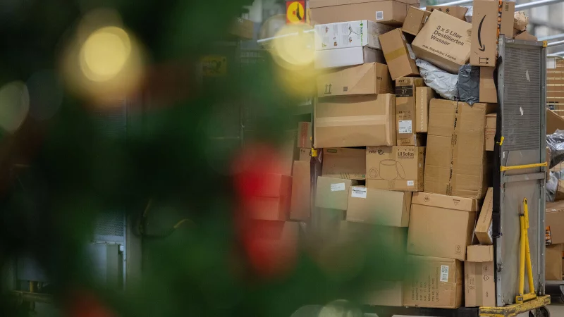 In der Vorweihnachtszeit stapeln sich die Pakete &ndash; eine Gelegenheit, die Betr&uuml;ger ausnutzen. - &copy; picture alliance/dpa