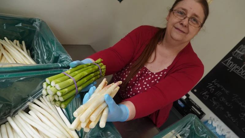 In Silke Nagelschmidts Verkaufsbude in Paderborn gibt es sowohl grünen als auch weißen Spargel im Angebot. - © Felix Schwien