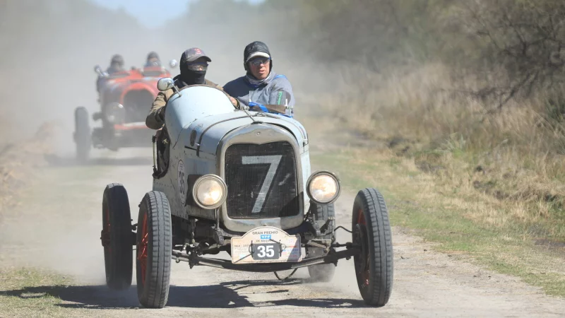 Kyrill von Matuschka (links) und sein Vater Alexander im Ford A auf der Erdstra&szlig;e durch Argentinien. - &copy; Manuela Finocchietti