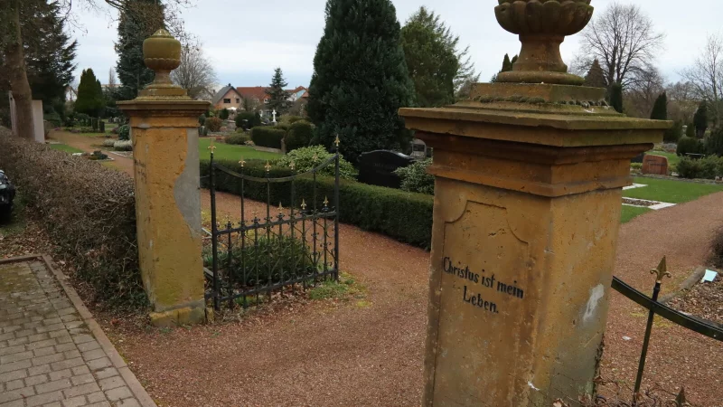 Die Gemeinde Leopoldshöhe will fast alle Friedhofsgebühren anheben. Nur Reihengräber für Erwachsene sind davon ausgenommen. Auch eine neue Satzung ist geplant. - © Birgit Guhlke