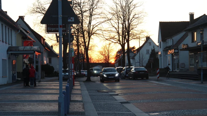 Auch am Rathaus befinden sich Bushaltestellen. Der Vorplatz soll im kommenden Jahr umgestaltet werden. - © Cordula Gröne
