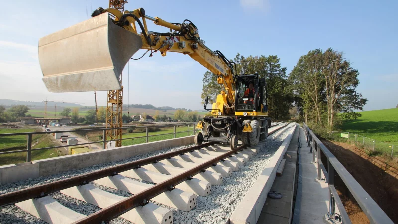 Bauarbeiten auf der Schiene im Begatal: Das Archivbild von 2019 zeigt, wie auf einer neuen Eisenbahnbrücke über die Barntruper Umgehungsstraße Schienen verlegt werden. Würden Begatal- und Extertalbahn als Teststrecke für die Monocabs genutzt, könnte das eine Vorstufe für die Reaktivierung der Strecken für den normalen Zugbetrieb sein, glauben die Verantwortlichen. - © Jens Rademacher
