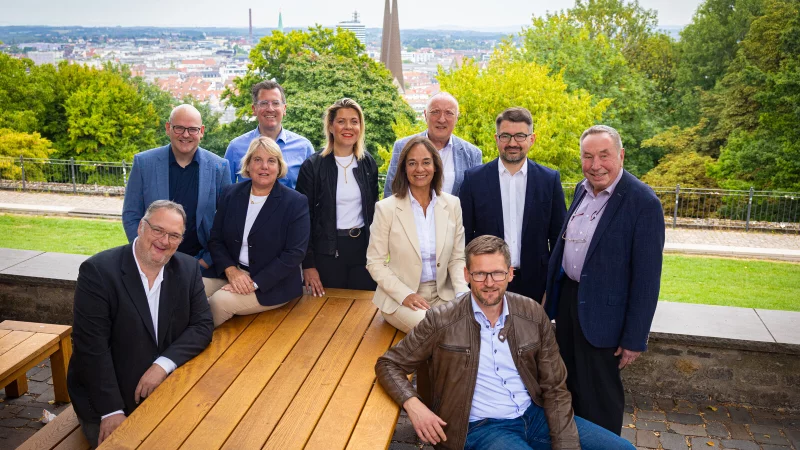 Andreas Hanhart, Jan Maik Schlifter, Martina Hannen, Elmar Thyzel, Ricarda Heeper, Jasmin Wahl-Schwentker, Roger Ritter (hinten stehend), Benjamin Sandbothe (auf der Bank davor sitzend), Christian Sauter und Roland Stefan vor der Bielefelder Sparrenburg. - &copy; Mike-Dennis M&uuml;ller