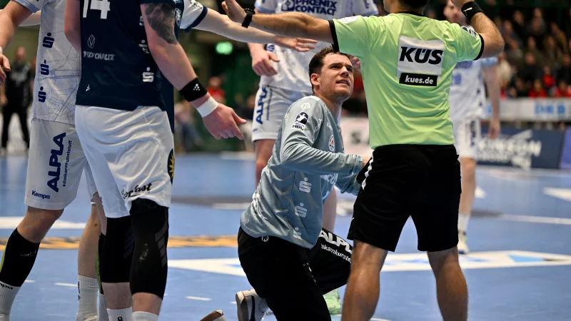 Constantin M&ouml;stl spricht mit dem Schiedsrichter. Der Lemgoer Keeper parierte zw&ouml;lf B&auml;lle und holte im Angriff eine rote Karte raus. - &copy; Mathias M. Lehmann