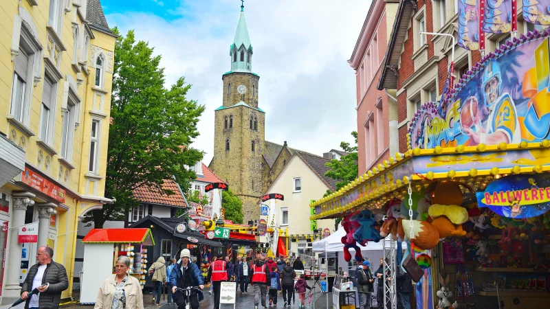 Die Schötmaraner Frühjahrskirmes hatte mit dem wechselhaften Wetter zu kämpfen. - © Nicole Ellerbrake