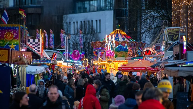 Kirmestreiben in Detmold: F&uuml;r die Andreasmesse m&uuml;ssen Stra&szlig;en und Parkpl&auml;tze gesperrt werden. - &copy; Raphael Bartling
