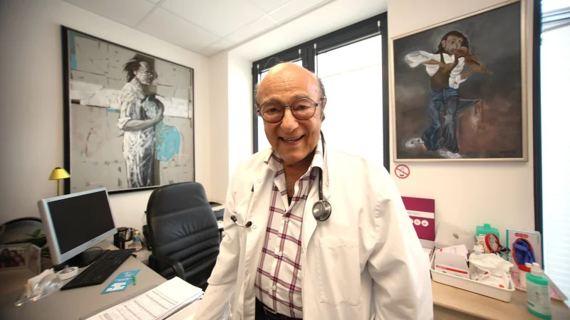 Der Paderborner Basem Al-Ghoul liebt seine Arbeit als Internist, wie er sagt. Im Hintergrund sind in seiner Praxis Bilder seiner Ehefrau Renata zu sehen. - © Rajkumar Mukherjee