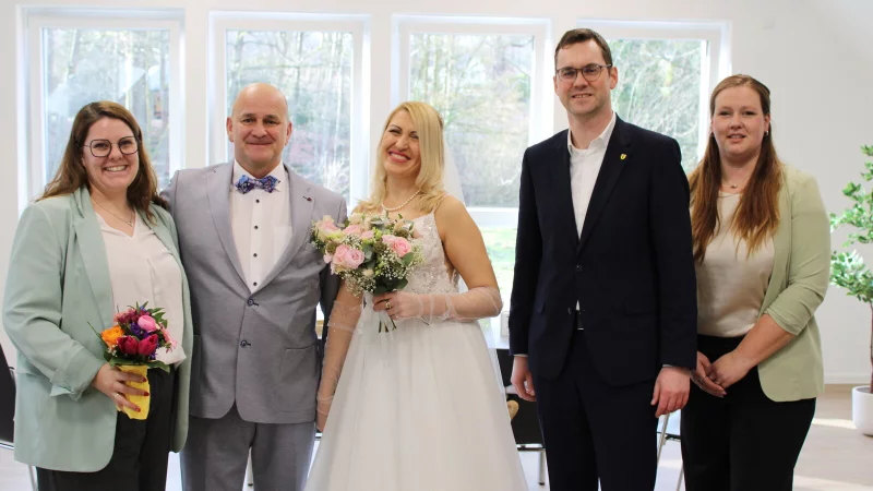 Die beiden Standesbeamtinnen Rika Kl&auml;sener (links) und Ramona Rahn (rechts) sowie B&uuml;rgermeister Matthias Kalkreuter freuen sich mit den frisch verm&auml;hlten Oliver und Olena Fortnagel. - &copy; Lorraine Brinkmann