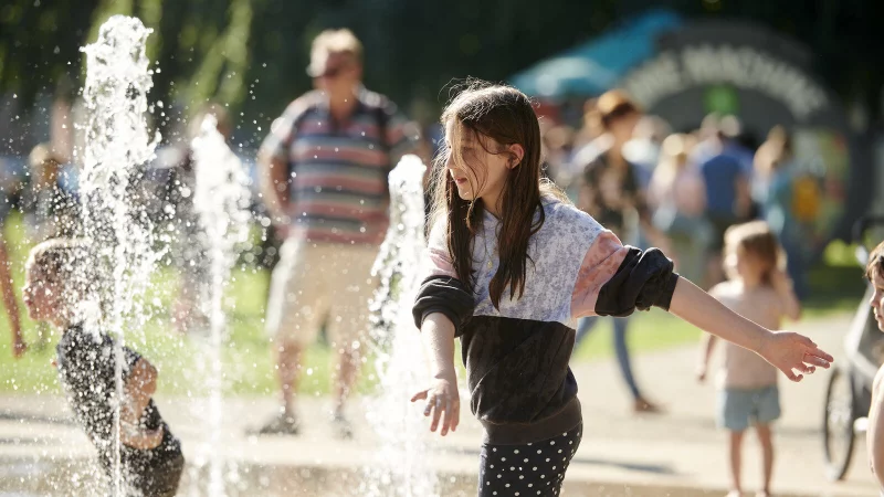 Die Fontänen am Kaiser-Wilhelm-Platz bieten an Hitzetagen Abkühlung. - © Stadt Detmold