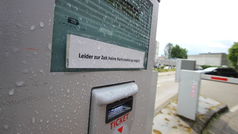 Kartenzahlung Fehlanzeige: Wer in Lemgo im Parkhaus parkt (hier ein Foto von der Wüste), muss mit Bargeld zahlen. - © Jens Rademacher