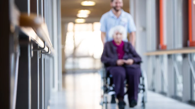 Die Kosten f&uuml;r Pflege im Heim &uuml;berfordern immer mehr Menschen. In NRW sind die Eigenanteile am h&ouml;chsten. - &copy; picture alliance/dpa