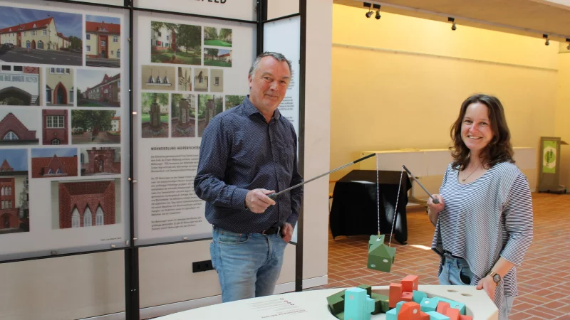 Museumsleiter Willi Kulke und Volont&auml;rin Laura Opel zeigen das Spiel, das momentan in der Ziegelei getestet wird. Bis M&auml;rz sollen weitere f&uuml;nf hinzukommen. - &copy; Lorraine Brinkmann