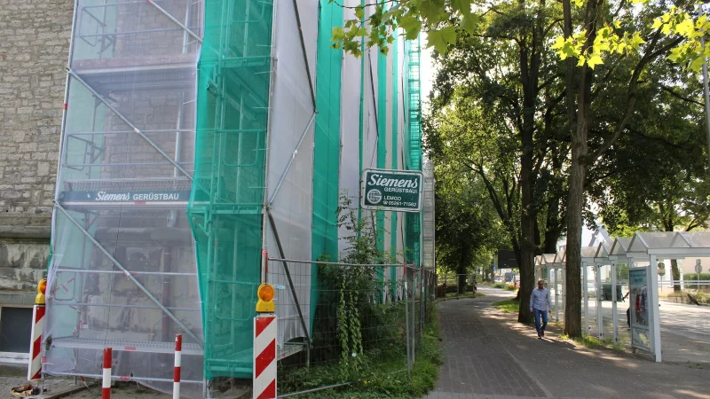 Am Leopoldinum laufen aktuell Fassadenarbeiten mit Fensteraustausch und Natursteinsanierung. - © Kyrill von Matuschka