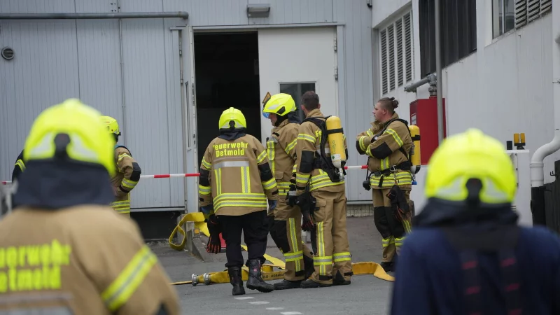 Die Feuerwehr bekämpfte eine massive Verrauchung in einer Industriehalle. - © Blaulichtfotografen