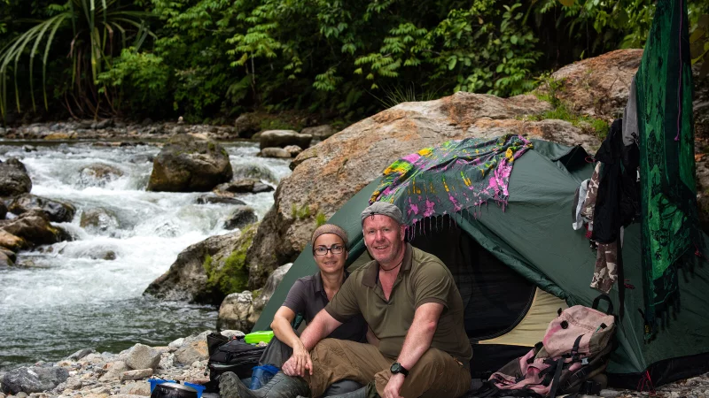 Die Paderborner Sandra Hanke und Dieter Schonlau bei ihrer Lieblingsbeschäftigung - dem Leben im Regenwald. - © Dieter Schonlau