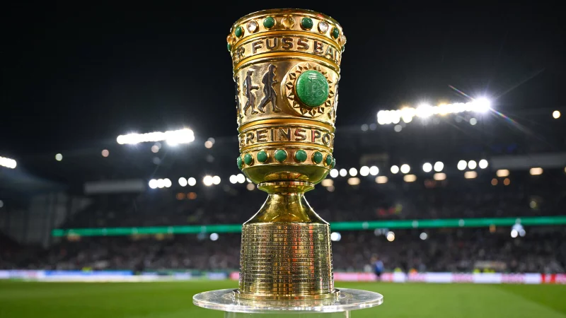 Der Pokal, dem ganz Bielefeld entgegenfiebert: Am Samstag kämpft Arminia um den Titel – bei trockenem Wetter, aber mit heißer Fan-Unterstützung. - © Teresa Kröger