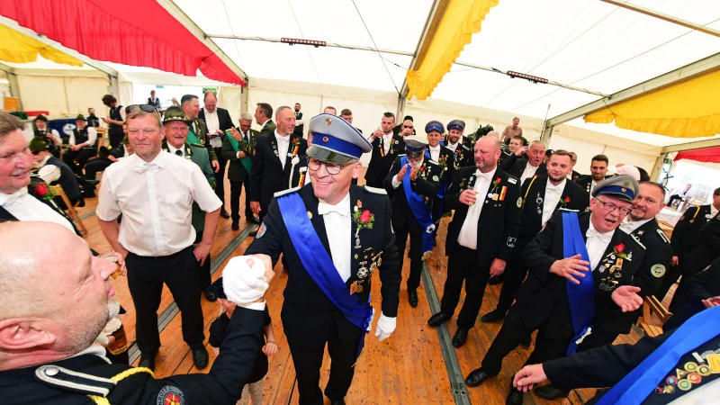 Glückwunsch für Frank II. Beermann aus dem Rosenrott: Er ist der neue Schützenkönig. - © Nicole Ellerbrake