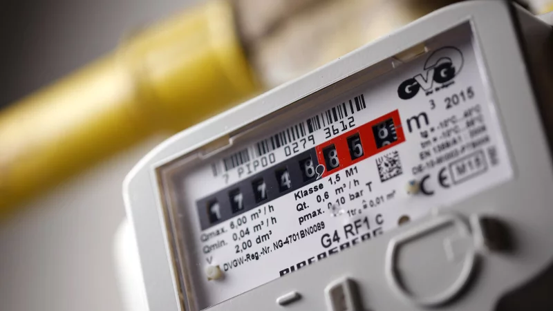 Falsche Gasableser kommen ins Haus und halten Bürgern danach vermeintliche Bestätigungsformulare zum Unterschreiben unter die Nase. - © picture alliance / Geisler-Fotopress