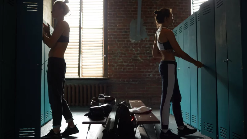 Sie dachten, es sei ein gesch&uuml;tzter Raum: Trotzdem wurden gleich zehn Frauen im Jahr 2022 heimlich nackt in der Umkleidekabine eines lippischen Sportvereins gefilmt. Die Taten besch&auml;ftigen die Betroffenen noch heute. - &copy; Seventyfour - stock.adobe.com