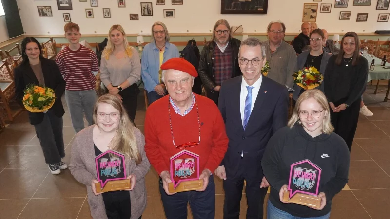 Bürgermeister Jörg Bierwirth (vorne, 2. von rechts) übergibt die Heimatpreise an die drei Preisträger. Melina Pellmann (vorne von links, Vorstand Trägerverein Church), Josef Kirchhoff (Schwalenberger Nachtwächter) und Antonia Jeske (Vorstand Jugendkreis Brakelsiek) neben diese stellvertretend für die Gruppen und Vereine entgegen. - © Michaela Weiße