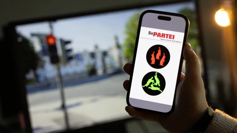 Die Satirepartei Die Partei regt an, in Paderborn an einzelnen Ampeln besondere Ampelmännchen mit dem Dreihasenbild zu installieren. - © Niklas Tüns