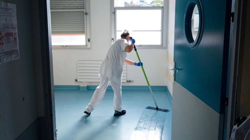 Krankenkassen werfen Kliniken vor, dass sie ihre Pflegekr&auml;fte mit Reinigungsarbeiten betrauen. - &copy; picture alliance