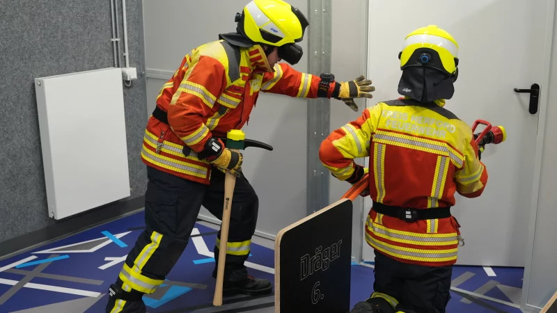 Mit VR-Brillen ausger&uuml;stete Feuerwehrleute auf der Atemschutz-&Uuml;bungsstrecke. Mit dieser Anlage ist die Feuerwehr im Kreis Herford Vorreiter in Deutschland. - &copy; Kreis Herford
