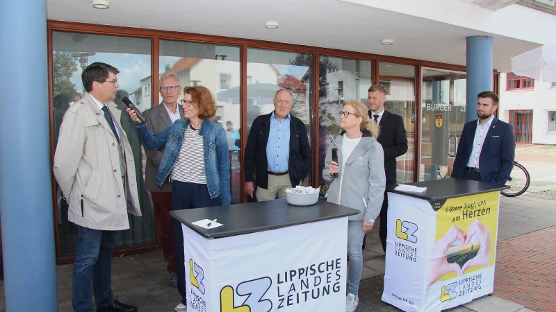 Vor dem Augustdorfer B&uuml;rgerzentrum befragte die LZ die f&uuml;nf B&uuml;rgermeisterkandidaten: Stephan Grigat (CDU, von links), Gottfried Dennebier (DBA), Silke Buhrmester (LZ), Roger Ritter (FDP), Cordula Gr&ouml;ne (LZ), Felix Hampe (AfD) und Mats Uffe Schubert (SPD). - &copy; Dirk Baldus