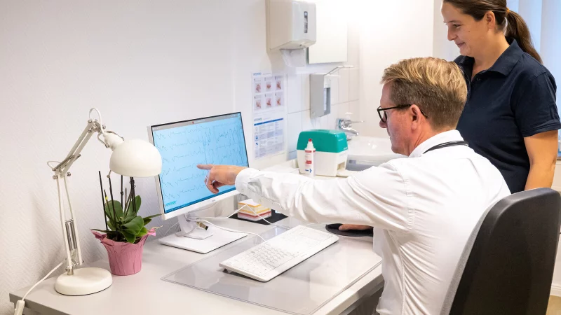 Fehlende Transparenz: Was Ärzte genau in die Patientenakten schreiben, ist ihnen vorbehalten. Falsche Diagnosen löschen zu lassen, ist für Patienten sehr schwer. - © dpa