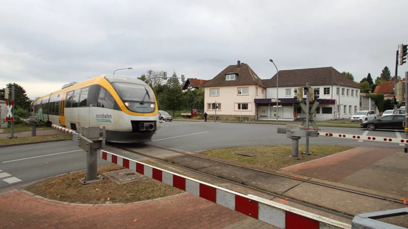 Ein Zug der Eurobahn auf dem Weg von Lemgo-L&uuml;ttfeld Richtung Lemgo Bahnhof: F&uuml;r Reisende am Haltepunkt L&uuml;ttfeld gibt es wegen technischer Probleme keine Informationen per Lautsprecherdurchsage. Das bleibt auch so, wenn ab dem 15. November wieder Z&uuml;ge fahren. - &copy; Jens Rademacher
