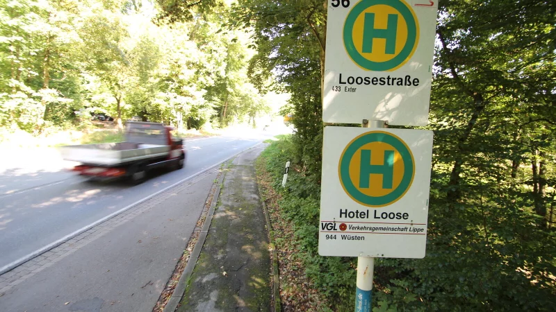 Diese Parkbucht in der N&auml;he des Minigolfplatzes ist im Fr&uuml;hjahr 2024 zum Tatort geworden. Hier hielt ein inzwischen verurteilter Busfahrer f&uuml;r eine Behindertenwerkstatt an, um sein Opfer mehrfach zu vergewaltigen. Die Scheiben des Busses waren hinten abgedunkelt. - &copy; Jens Rademacher