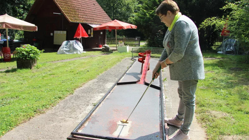 Da brummte es noch: Die fr&uuml;here Betreiberin Heidemarie Lippek hat noch f&uuml;nf Jahre lang durchgehalten, nachdem ihr Mann Werner Lippek gestorben war. Viele Jahre hat sie die Bahnen gemeinsam mit ihrem Mann in Schuss gehalten. Die Zwischenl&ouml;sung seither war aus Stadtsicht nicht so gl&uuml;cklich. Doch jetzt &uuml;bernimmt Jan Meier das Ruder. - &copy; Kirsten Fuhrmann