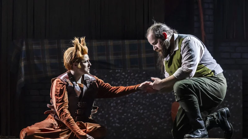 Der Förster (Jonah Spungin) kümmert sich um das verletzte Füchslein (Johanna Nylund). - © Jochen Quast