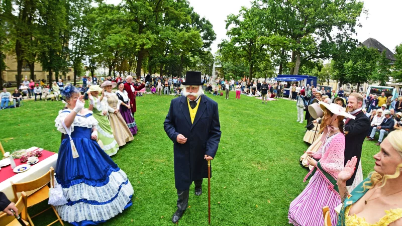Kaiser Wilhelm I. (Carl-Heinz Hellwig) schreitet durch die Besucher zum Denkmal. - © Nicole Ellerbrake