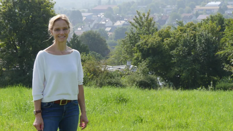Dr. Stella Schwenner liebt den Blick vom Holzhauser Berg. Die Bergsilhouette im Hintergrund steht f&uuml;r sie f&uuml;r Horn-Bad Meinberg. - &copy; Jost Wolf