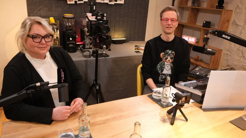 Sabine Rosner (links) und Tom Fluegge im Studio "Unter der Wehme" - zuvor war dort der Jack Wolfskin Store untergebracht. - &copy; Sven Koch