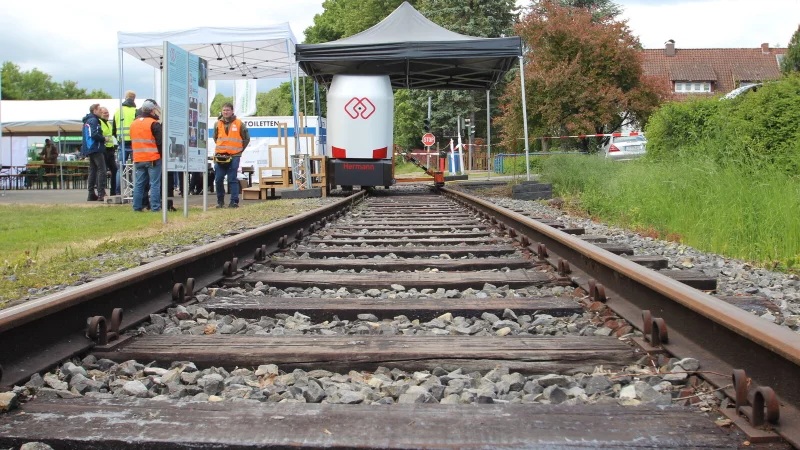 Besucher aus der Grenzregion Kleve/Nimwegen informieren sich in Extertal über die Monocabs. - © Jens Rademacher