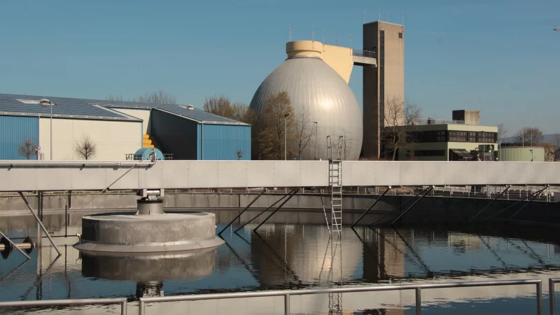 Die Zentralkläranlage in Lemgo in der Grevenmarsch ist mittlerweile mit einer vierten Reinigungsstufe ausgestattet, die Medikamenten- und Kosmetikarückstände aus dem Wasser herausfiltert. - © Till Brand