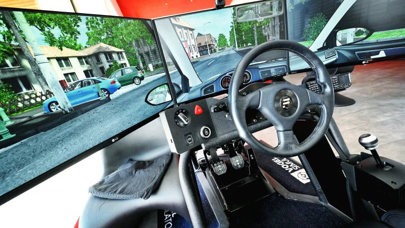 Das Cockpit in einem Fahrsimulator ist ausgestattet, wie das Cockpit in einem modernen PKW. - © Symbolbild: Barbara Franke