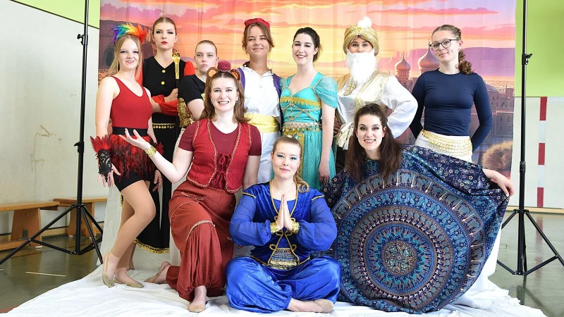 Lisa R&ouml;sner als Affe, Alida Leistner als Jeanny, Derya Topselvi als Teppich (vorne v. l.) sowie Alina K&uuml;nsting als Papagei Jago, Hanja Klaws als Jafar, Jolena Boge als Wache, Giulia Schwien als Aladin, Johanna Junker als Jasmin, Eva Schwien als Sultan und Maya Keill aus Zofe (von links) &uuml;bernehmen im St&uuml;ck die Hauptrollen. Foto: Karin Prignitz - &copy; Karin Prignitz