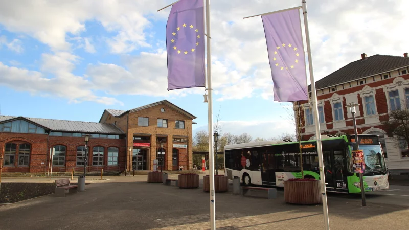 Ein Bahnhof ohne Uhr - zumindest zur Straßenseite: Das runde Loch oben im Giebel ist seit längerem leer. Doch der Lemgoer Bahnhofsvorplatz soll wieder eine Zeitanzeige bekommen. - © Jens Rademacher