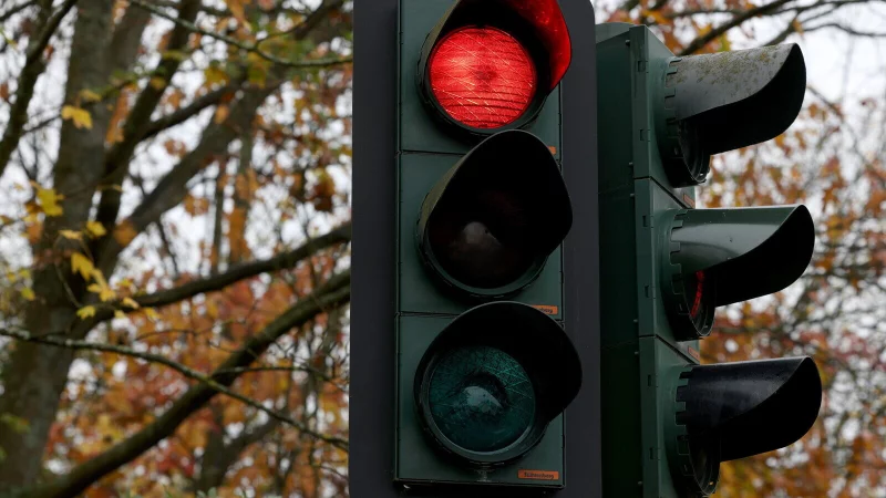 Rote Ampel missachtet? Eine Frau aus dem Kreis Herford musste ihren F&uuml;hrerschein f&uuml;r ein Vergehen abgeben, das sie nie begangen hat. - &copy; picture alliance / Rene Traut Fotografie