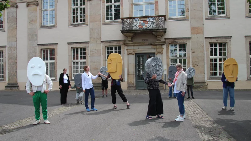 Das "TheatreFragile" führt am Wochenende ein Stück zum Thema Einsamkeit auf dem Schulhof des Engelbert-Kaempfer-Gymnasiums auf. Mit dabei sind Dr. Sonja Girod (links) von der Volkshochschule Detmold-Lemgo, Lemgos Kulturamtsleiterin Lysann Rehberg (Mitte) und die Gleichstellungsbeauftragte Christiane Osterhage (rechts). - © Nadine Uphoff